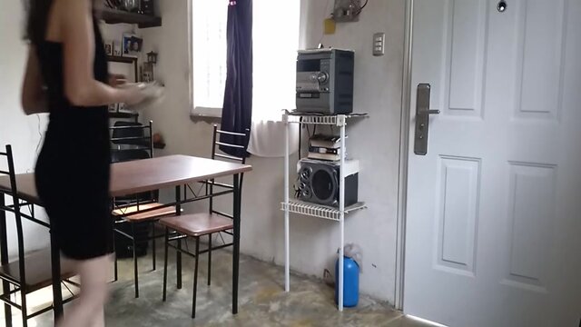 �No puedo creerlo! Camarera cachonda sin bikini, me abro paso bajo falda hasta su agujero de gloria