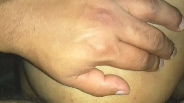 A ellos les gusta ver cómo entra y sale su pene  A mí me encanta que me agarran en cuatro patas 